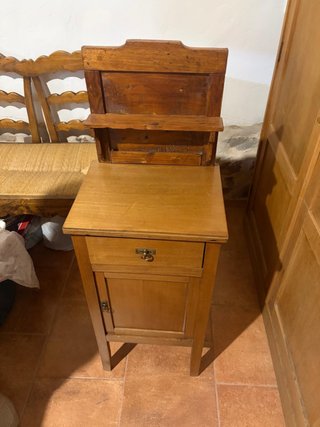 Mesita de noche antigua de madera