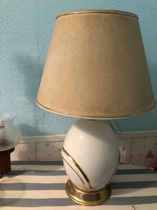 Lampada da tavolo in porcellana dorata