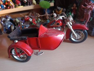 Figura moto con sidecar roja