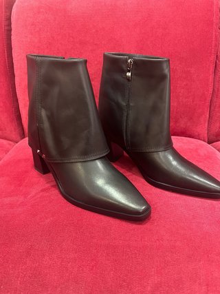 Botines Lodi Love negros clásicos de tacón 39