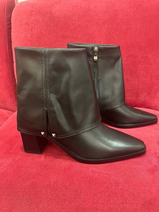 Botines Lodi Love negros clásicos de tacón 39