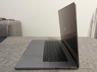 MacBook Pro 16” con chip M1 Pro – 16 GB RAM / 512G