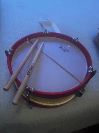 Tambor infantil rojo y amarillo con baquetas