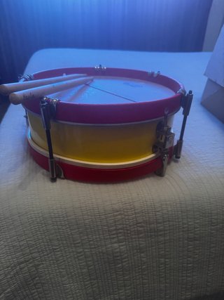 Tambor infantil rojo y amarillo con baquetas
