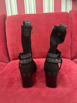 Botines Lodi Love negros efecto ante con strass 39