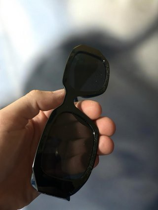 Occhiali da sole neri simil Prada.