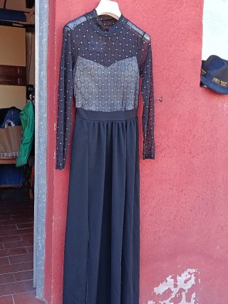 Vestido negro largo con abertura
