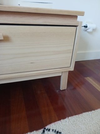 Mesita de noche de madera de pino