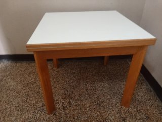 Tavolo vintage in legno e metallo