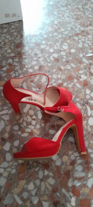 Zapatos de tacón rojos con plataforma