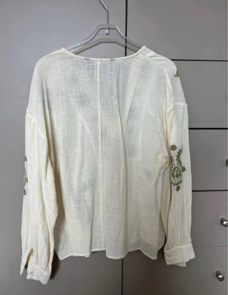 Blusa Zara bordada cuello pico manga larga