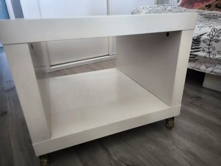 Mesa auxiliar blanca con ruedas