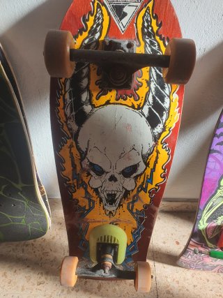 Skate Sancheski con diseño de calavera