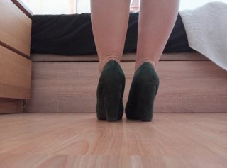 Zapatos Mustang tacón verde ante