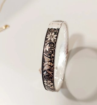 Pulsera plateada vintage  con esmalte floral