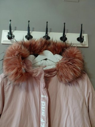 Abrigo rosa acolchado con capucha