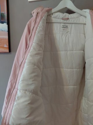 Abrigo rosa acolchado con capucha