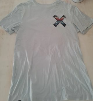 Camiseta azul con diseño X