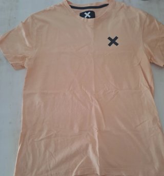 Camiseta naranja con logo X