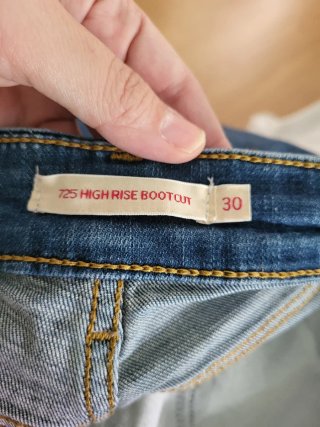 Levi's 725 High Rise Bootcut Talla 30
