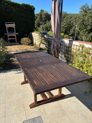 Mesa de comedor de madera oscura
