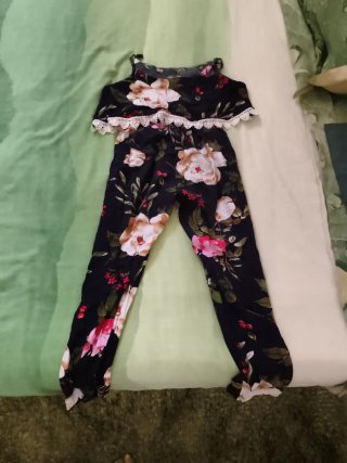 Mono floral con encaje
