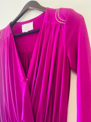 Mono largo morado con detalles dorados