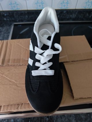 Zapatillas Negras y Blancas