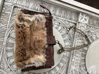 Bolso corto pelo marrón y beige