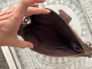 Bolso corto pelo marrón y beige