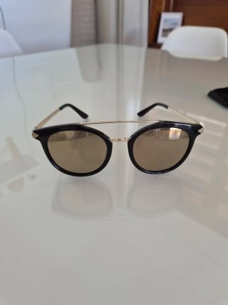 Gafas de sol Guess negras y doradas
