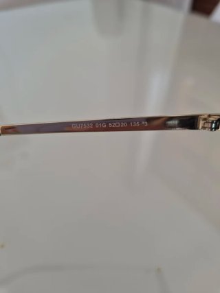 Gafas de sol Guess negras y doradas
