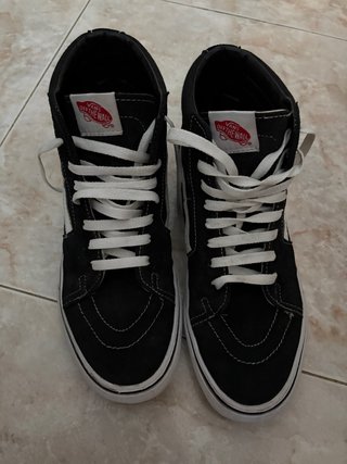 Vans Clásicas Negras de tiro alto.