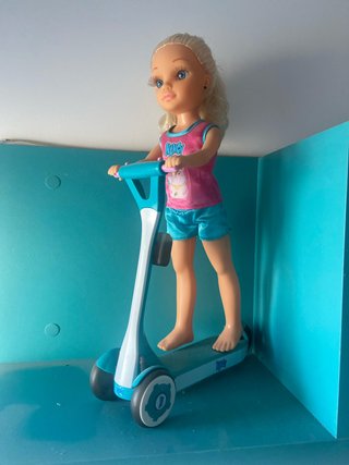 Nancy con patinete