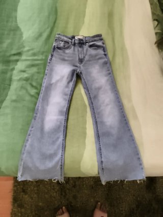 Pantalones vaqueros campana desgastados