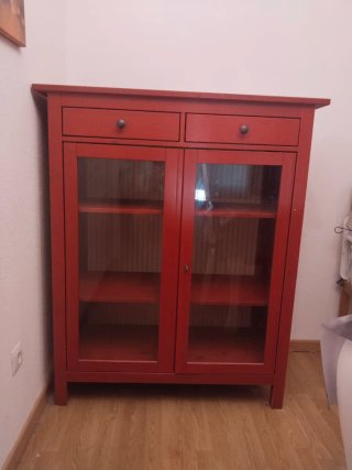 Mueble aparador Ikea rojo con puertas de cristal