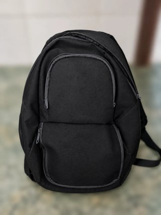 Mochila deportiva negra con compartimento frontal