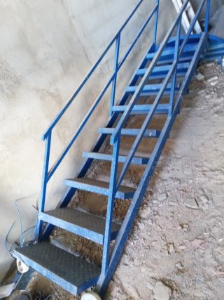 Escalera metálica azul