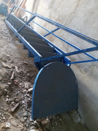 Escalera metálica azul