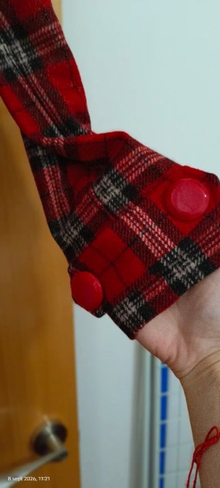 Chaqueta Bershka cuadros roja y negra Talla M