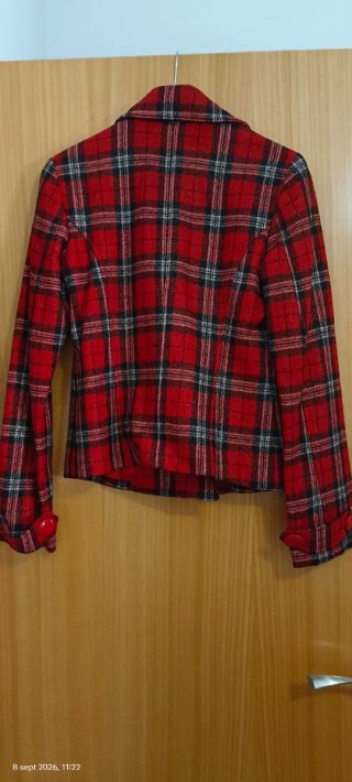 Chaqueta Bershka cuadros roja y negra Talla M
