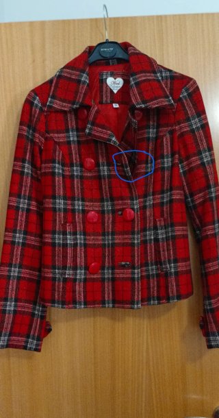 Chaqueta Bershka cuadros roja y negra Talla M