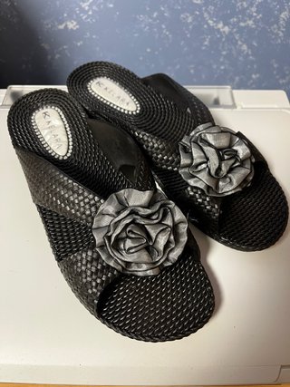 Sandalias KELARA negras con flor plateada