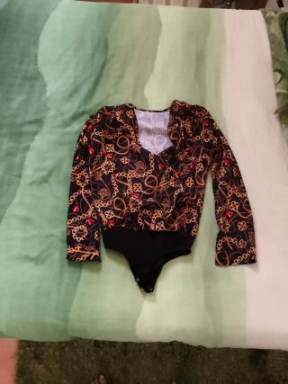 Body estampado cadenas y detalles rojos