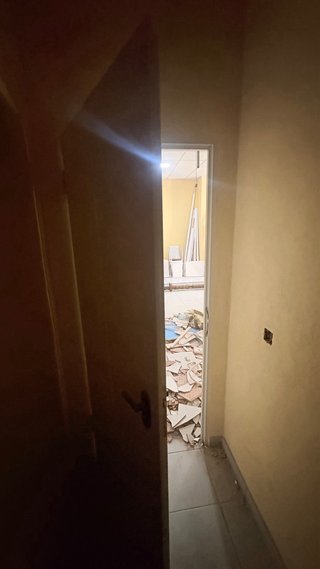Puerta aluminio con marco y cerradura