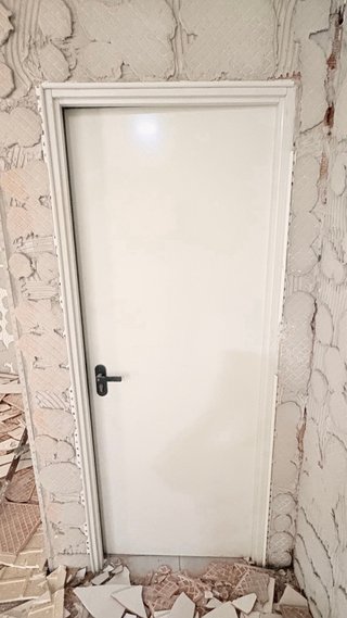 Puerta aluminio con marco y cerradura