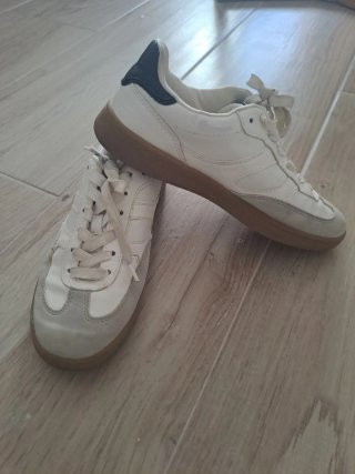 Zapatos Deportivos Blancos y Marrones