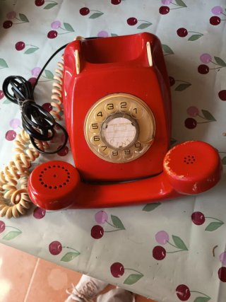 Teléfono antiguo rojo