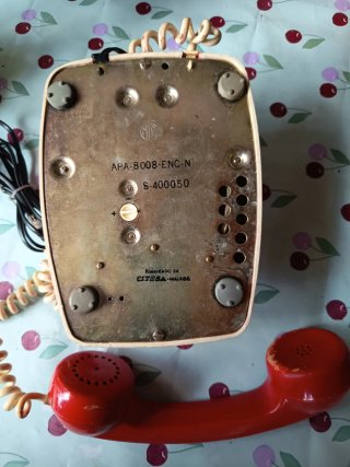 Teléfono antiguo rojo