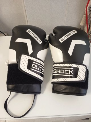 Guantes de Boxeo Negros y Blancos